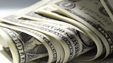 الدولار يتعافى من خسائره مع تقييم الأسواق لقرار تأجيل شن ضربات على إيران