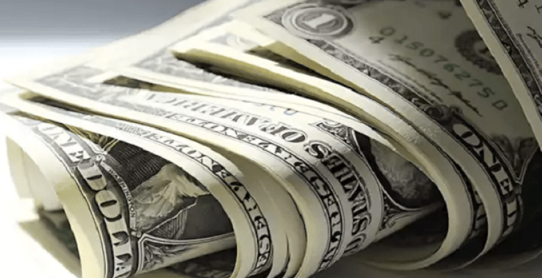 الدولار يتعافى من خسائره مع تقييم الأسواق لقرار تأجيل شن ضربات على إيران